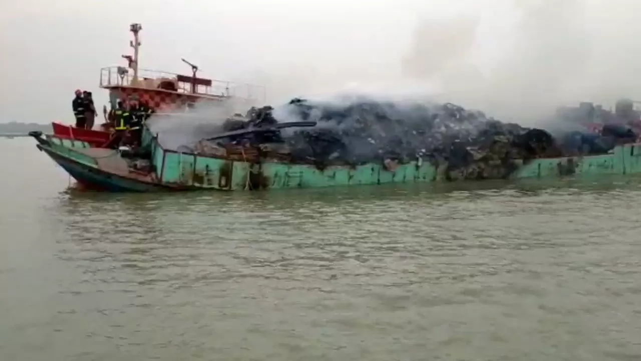 মাঝনদীতে পুড়ল বাল্কহেডের কার্টন