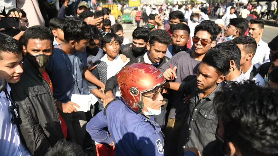 রামপুরায় শিক্ষার্থীদের ফের সড়ক অবরোধ