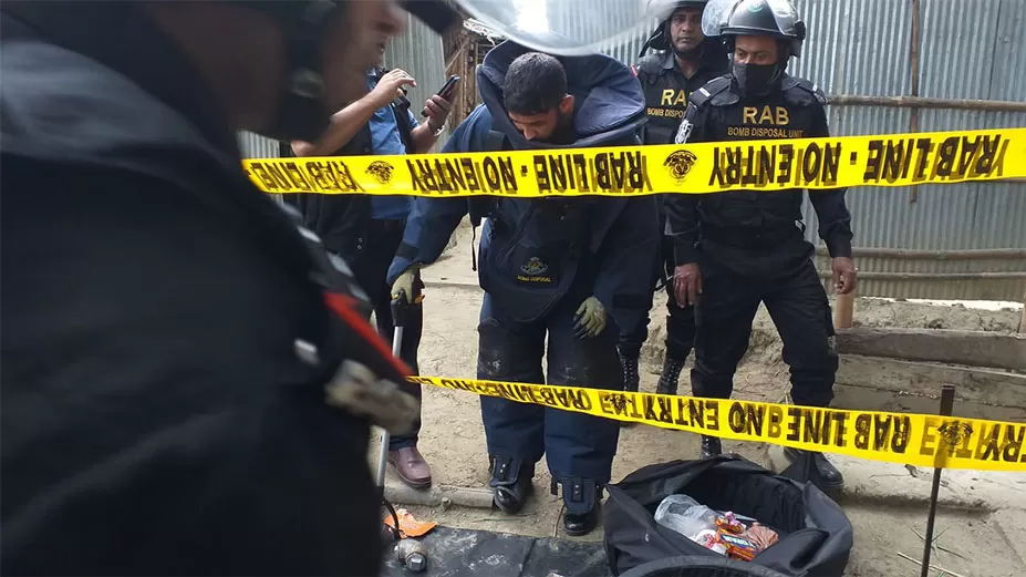 নীলফামারীতে জঙ্গি আস্তানা সন্দেহে বাড়ি ঘেরাও 