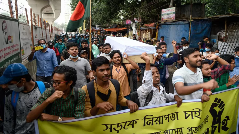 নিরাপদ সড়কের দাবিতে শাহবাগে কফিন মিছিল