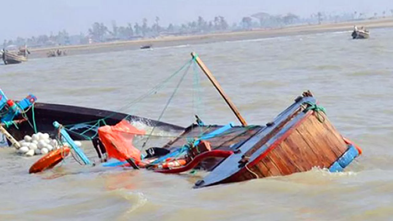 সাগরে ট্রলার ডুবি
