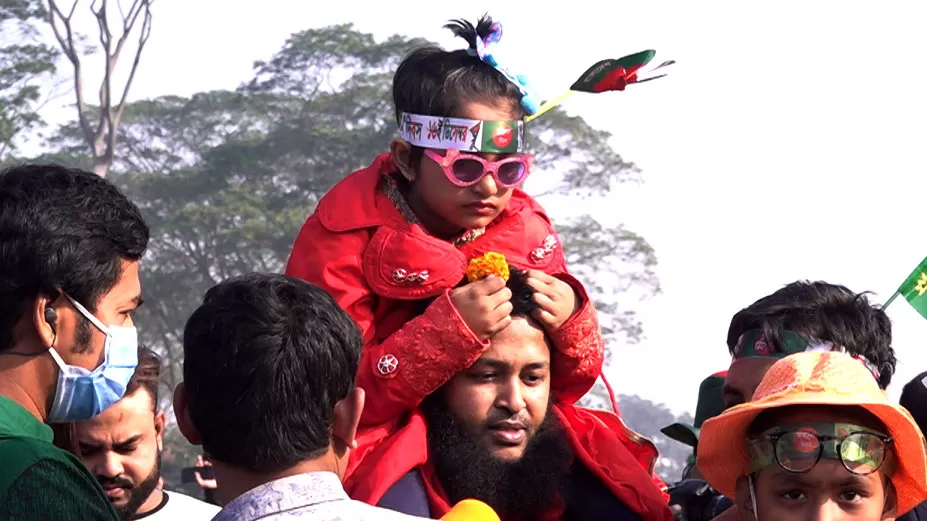 হাতে পতাকা, মুখে বিজয়ের গান