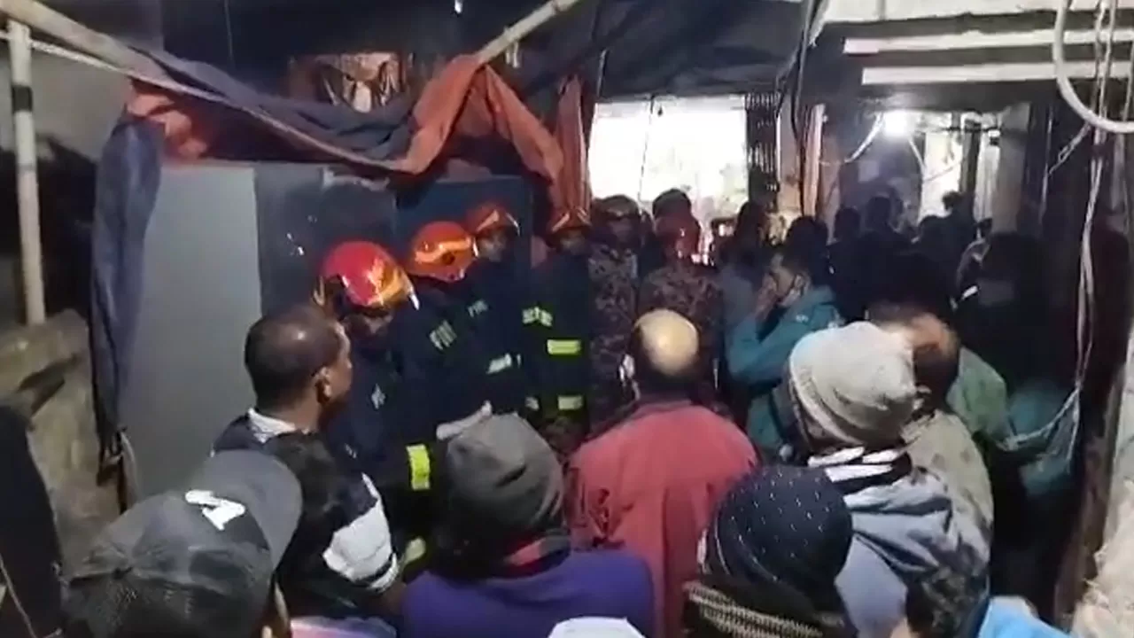 চট্টগ্রামে হেলে পড়েছে ভবন
