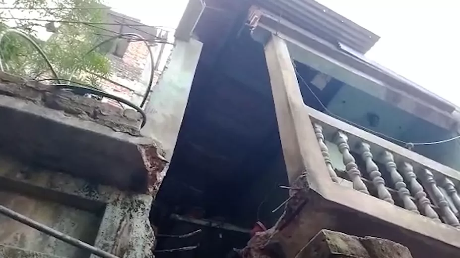 হেলে পড়া ভবনের ১৭ পরিবারের নির্ঘুম রাত 