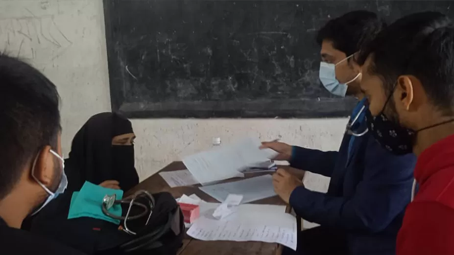 বন্ধুদের আয়োজনে বিনামূল্যে চিকিৎসা
