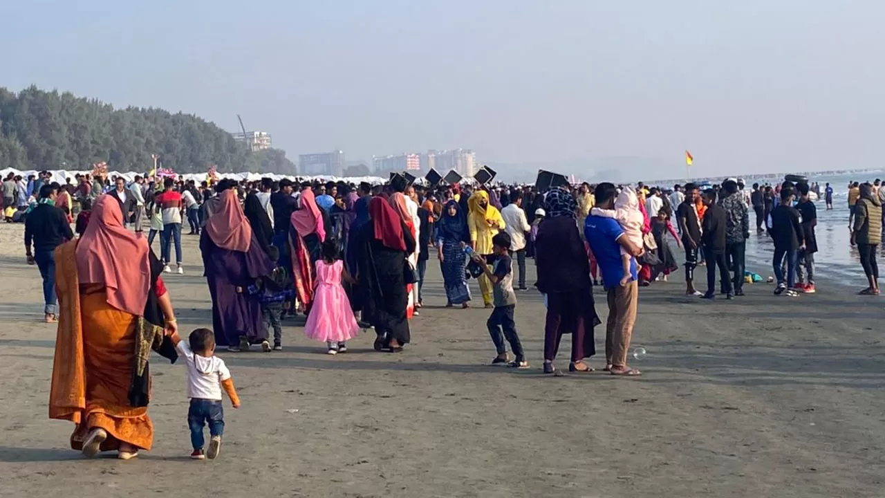 বছরের শেষ দিনে কক্সবাজারে পর্যটকদের ঢল