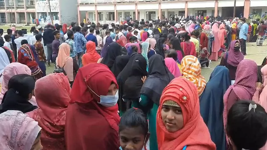 স্বাস্থ্যবিধি ভেঙে শিক্ষার্থীদের টিকাদান কার্যক্রম 