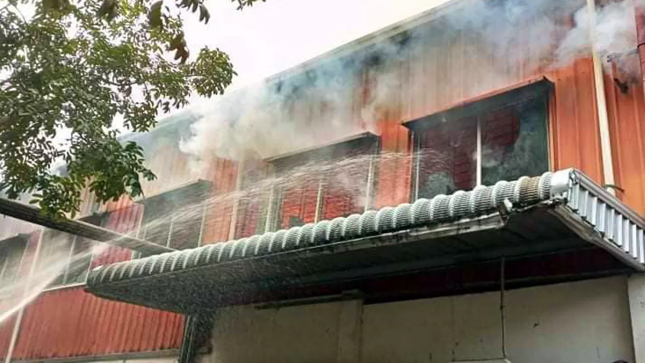 নারায়ণগঞ্জে পুড়ছে কারখানা
