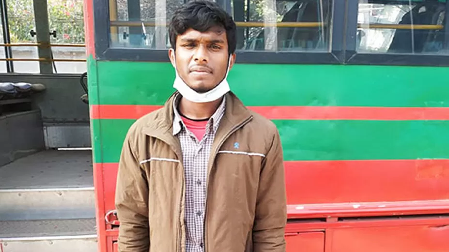 নিপুন এখন বিশ্ববিদ্যালয় ছাত্র 