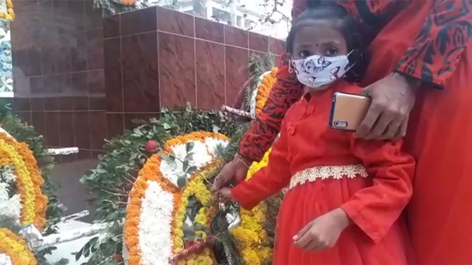 ভাষা শহীদদের স্মরণ করছেন রাজশাহীবাসী