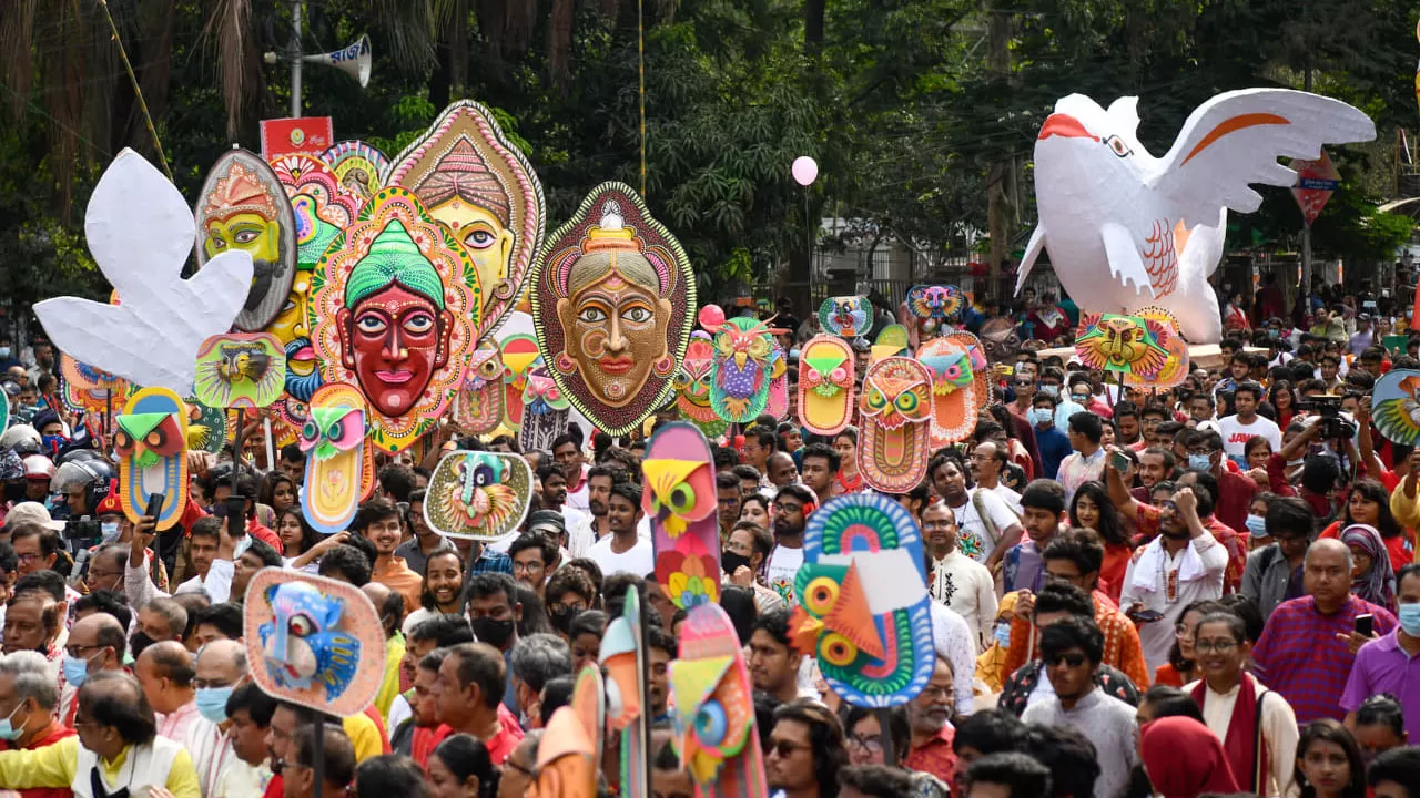 মাছ-পাখি-মুখোশে রঙিন মঙ্গল শোভাযাত্রা