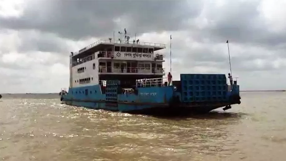 শিমুলিয়া ঘাটে মাত্র ৬ ফেরিতে পারাপার