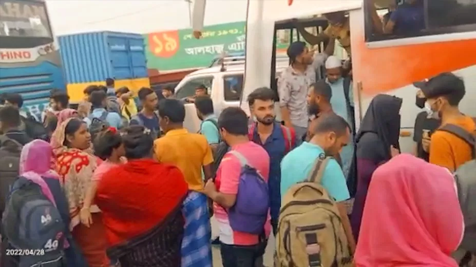 ঈদে ঘরমুখো মানুষের চাপ বেড়েছে গাজীপুরের দুই মহাসড়কে