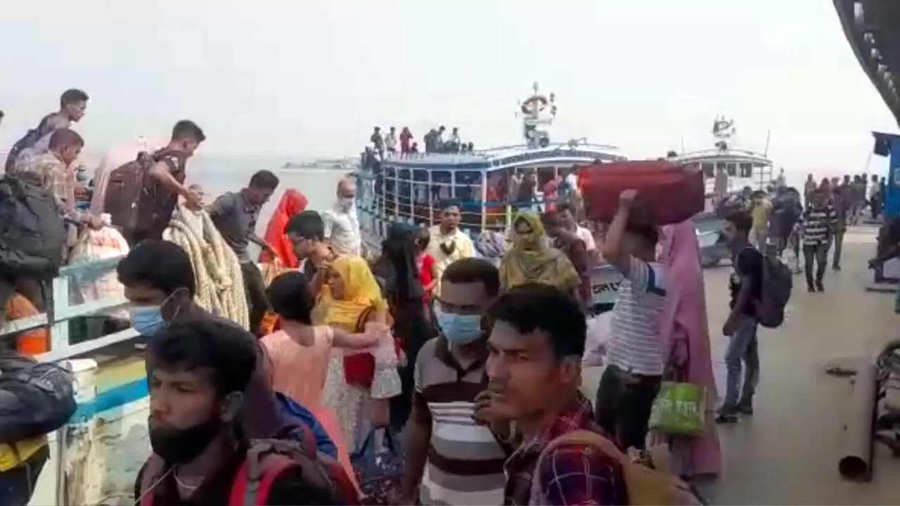  দৌলতদিয়ায় বেড়েছে ঘরমুখী যাত্রীদের চাপ