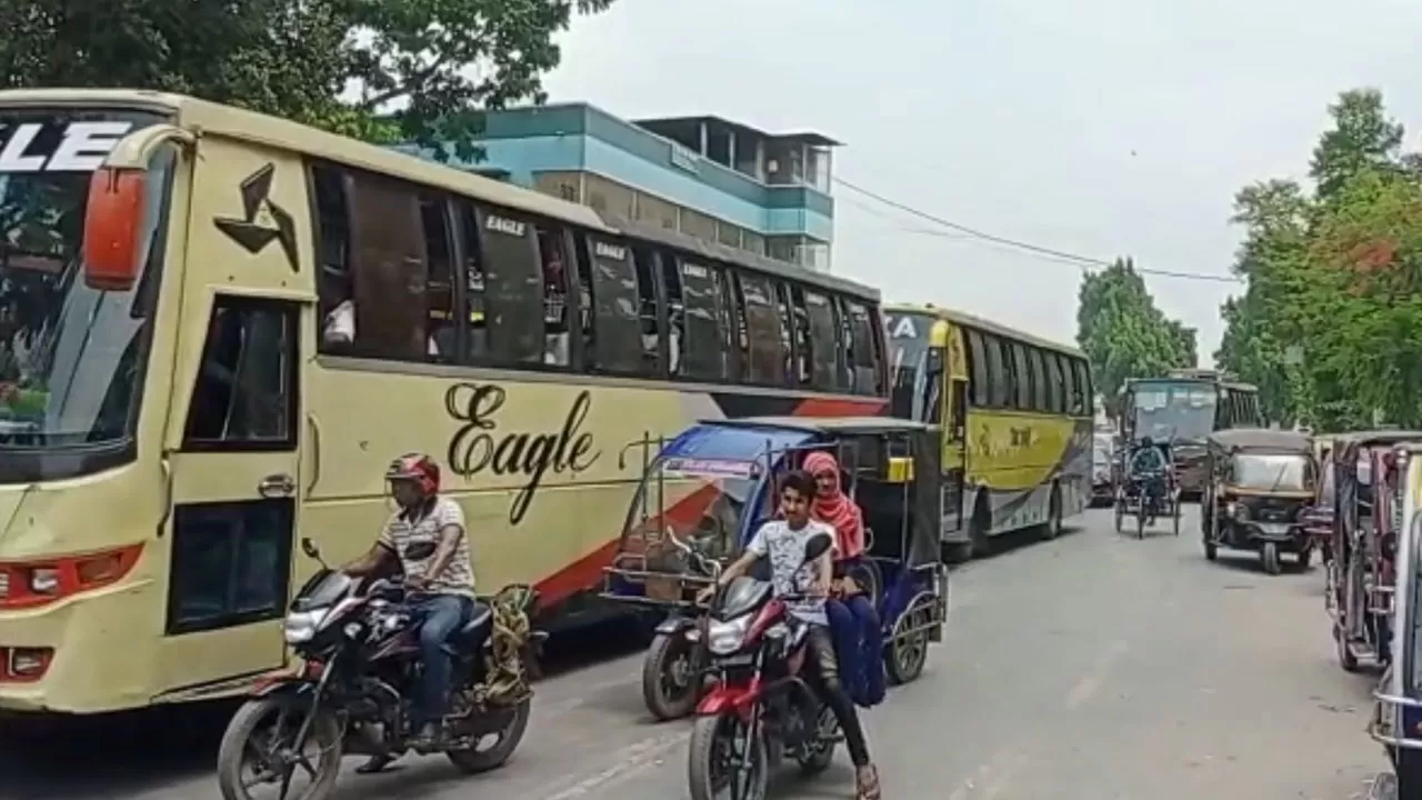 মাগুরায় ঘরমুখো মানুষের জট