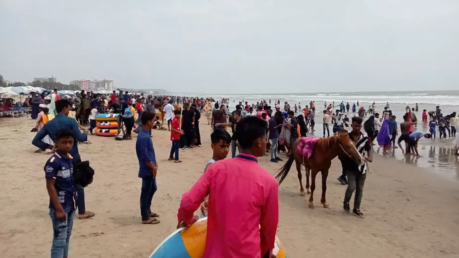ঈদের দিন পর্যটকদের পদচারনে মুখরিত সৈকত 