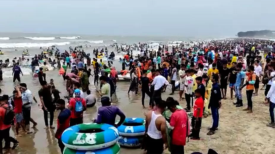 ঈদের ছুটিতে কক্সবাজার সৈকতে পর্যটকের ভিড়
