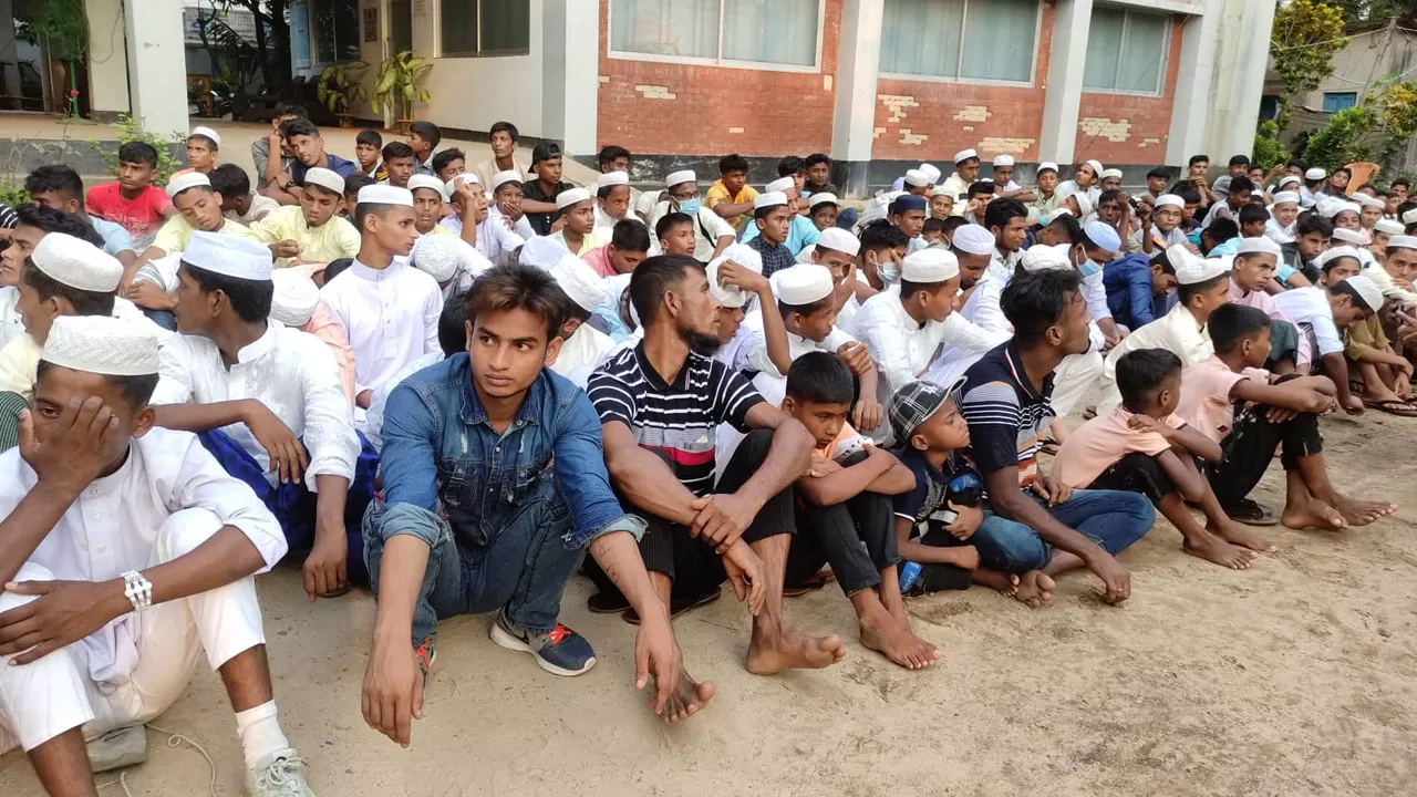 সাগরের তীর থেকে কয়েকশ রোহিঙ্গা আটক