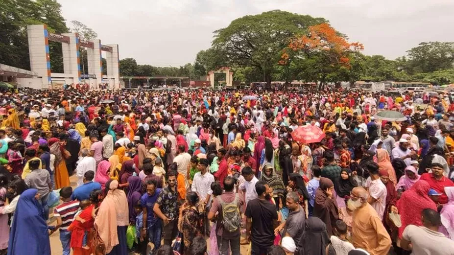 জাতীয় চিড়িয়াখানায় দর্শনার্থীদের উপচেপড়া ভিড় 