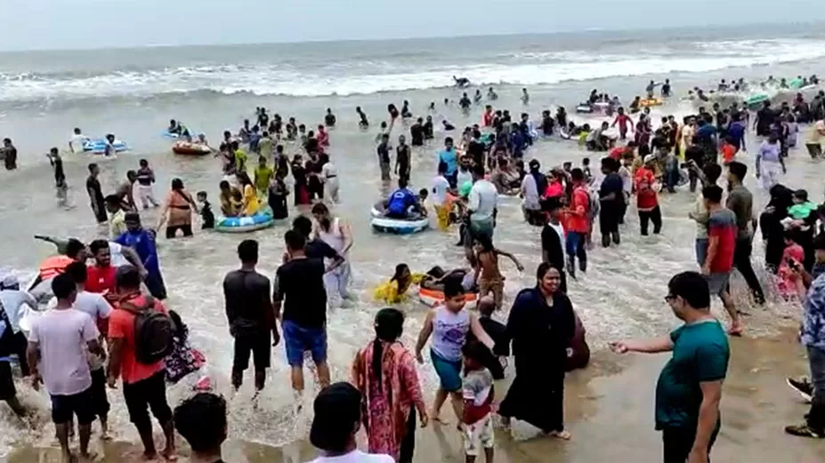 পর্যটক সমাদরে ব্যস্ত কক্সবাজার