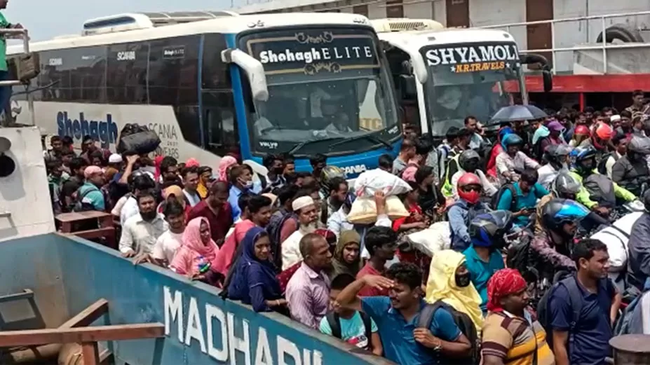 গাদাগাদি করে ফেরি পার হচ্ছেন কর্মজীবী মানুষ, প্রচণ্ড রোদে ভোগান্তি