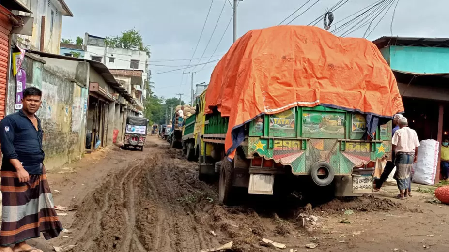 বৃষ্টিতে বেহাল পার্ক বাজারের মূল রাস্তা 