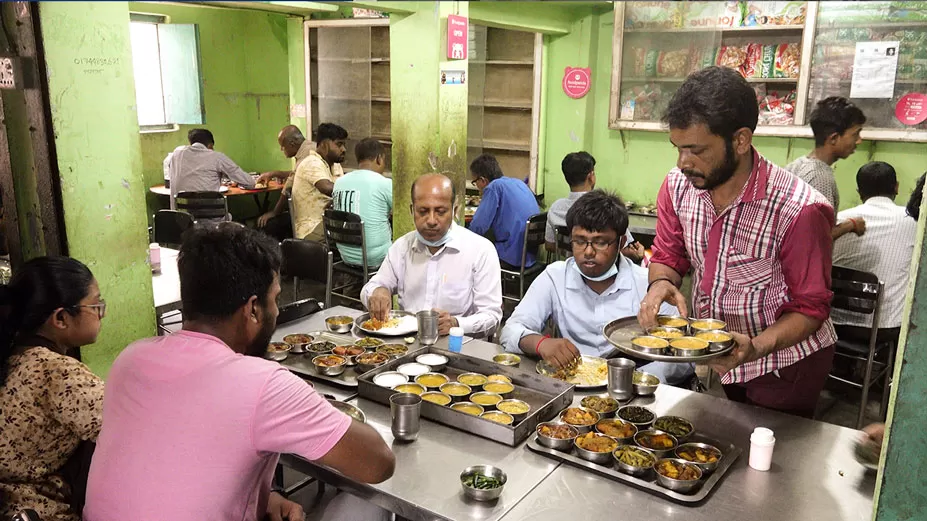 পুরান ঢাকায় নিরামিষের এক স্বর্গরাজ্য 