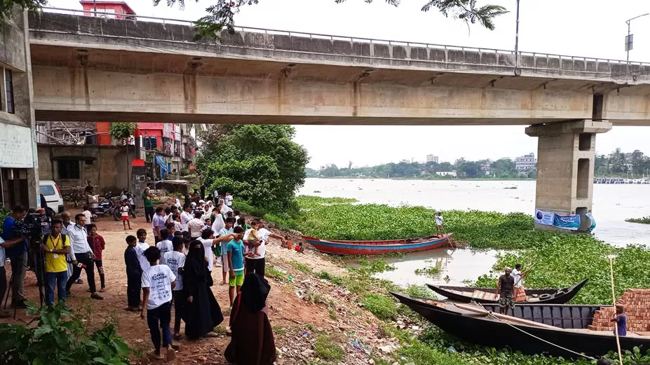 দূষণমুক্ত নদীর দাবিতে বুড়িগঙ্গায় গণগোসল