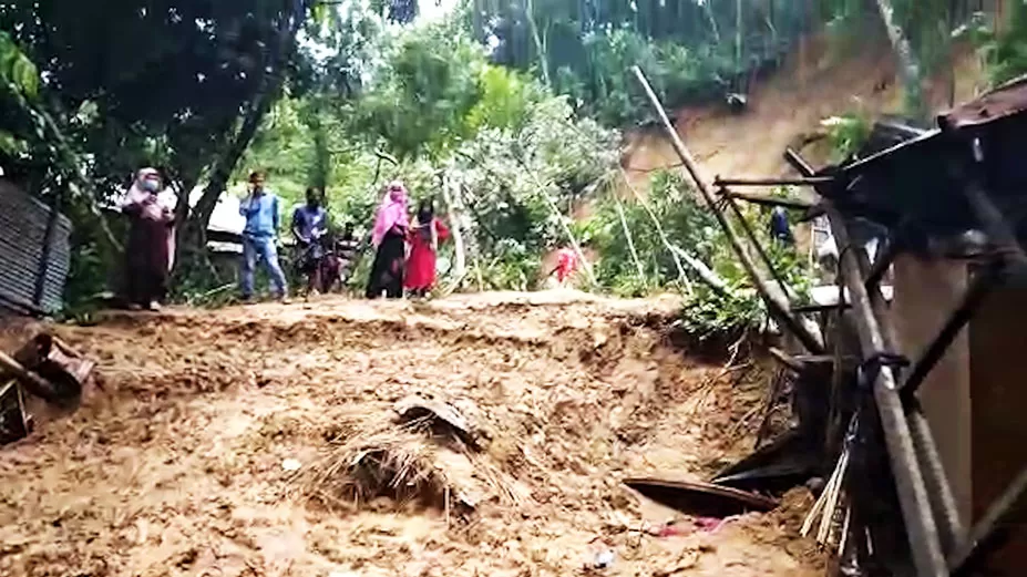 টিলা ধসে একই পরিবারের ৪ জনের মৃত্যু