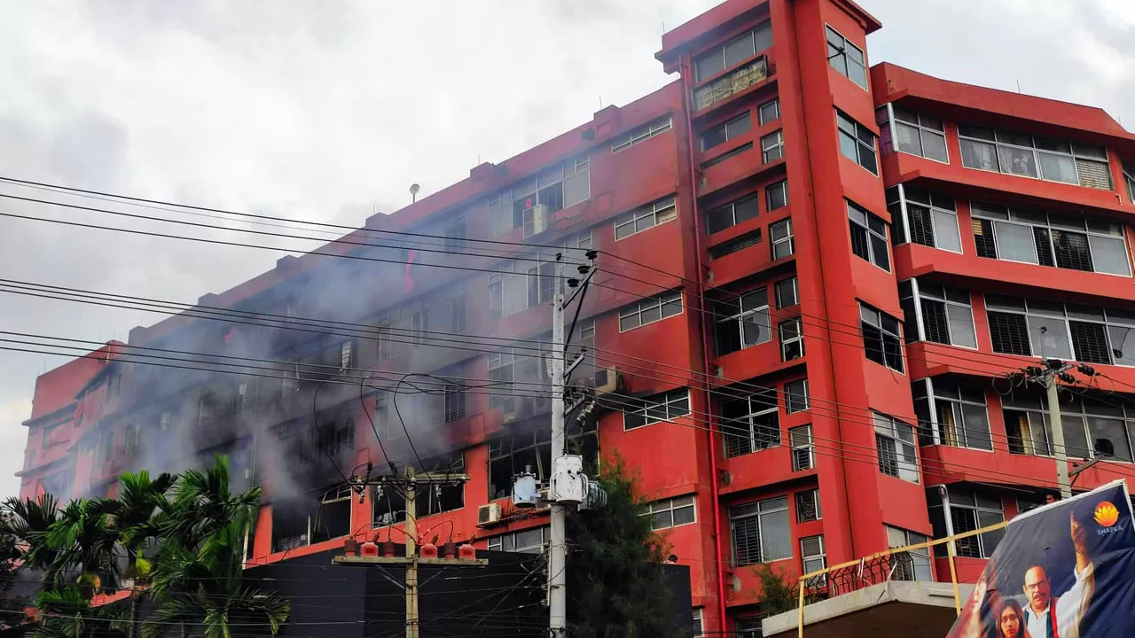 তিন ঘণ্টা পর পোশাক কারখানার আগুন নিয়ন্ত্রণে