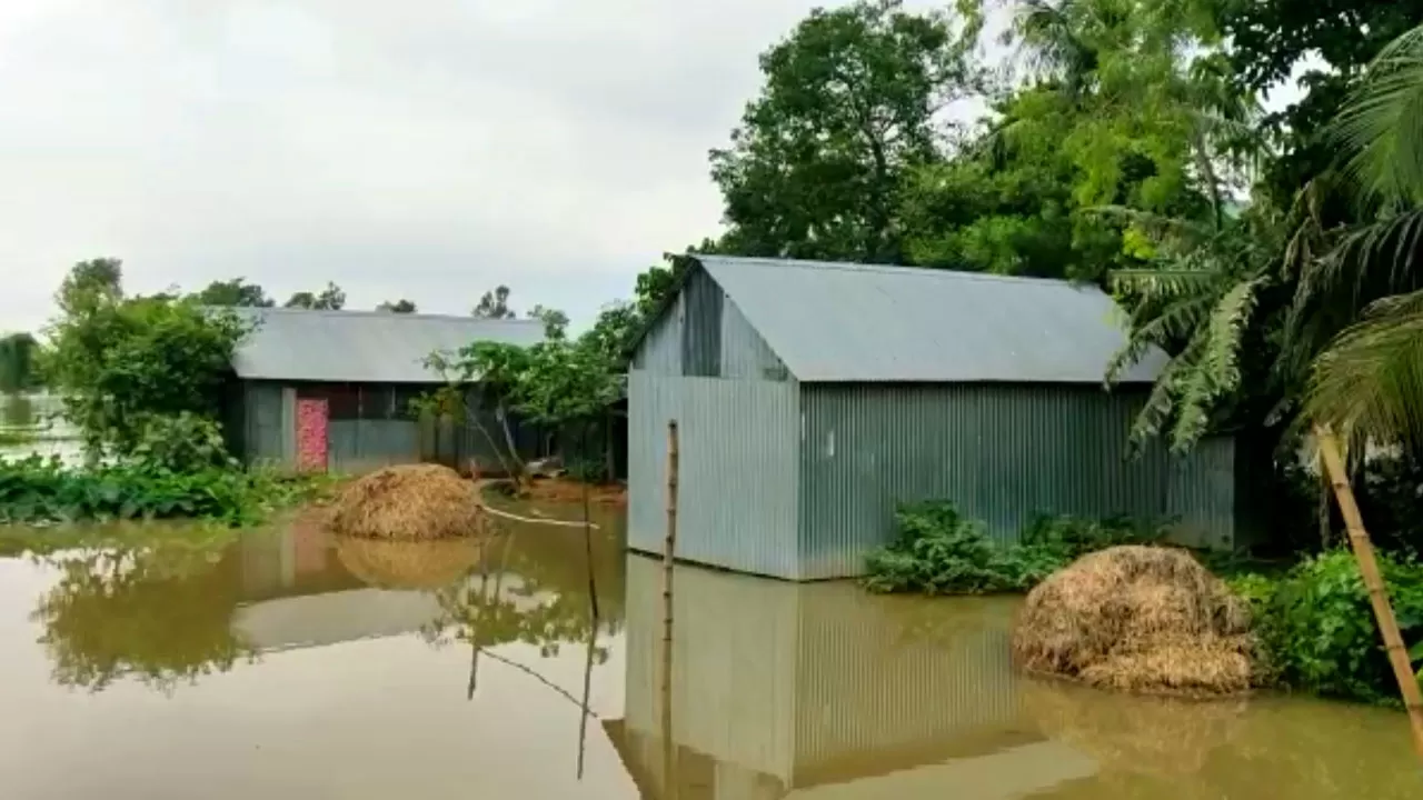 হু হু করে বাড়ছে তিতাসের পানি