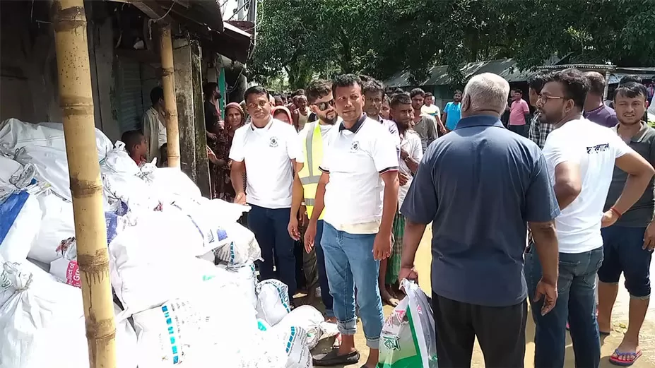 বন্যাকবলিত এলাকায় ত্রাণ বিতরণ