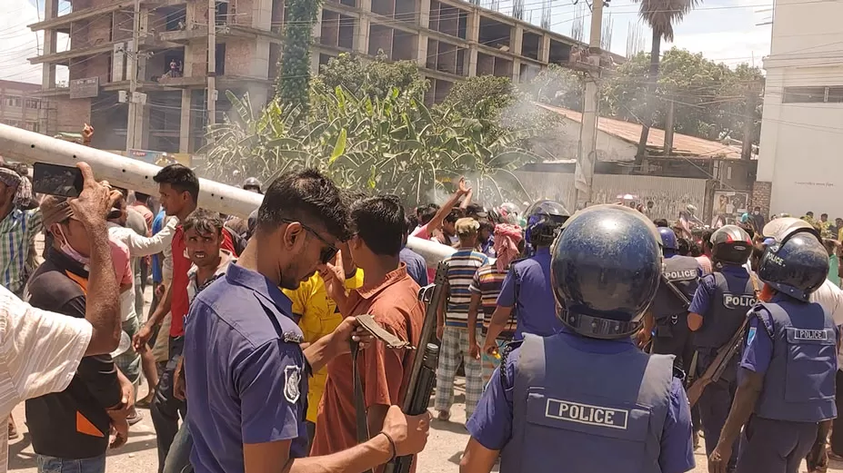 সড়ক অবরোধ করে শ্রমিকদের বিক্ষোভ
