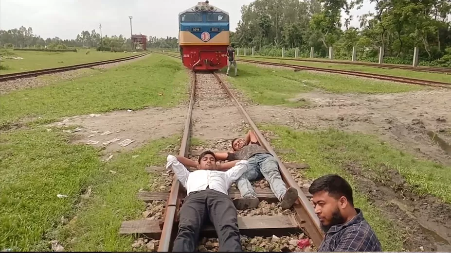 রেললাইনে শুয়ে অবরোধ 