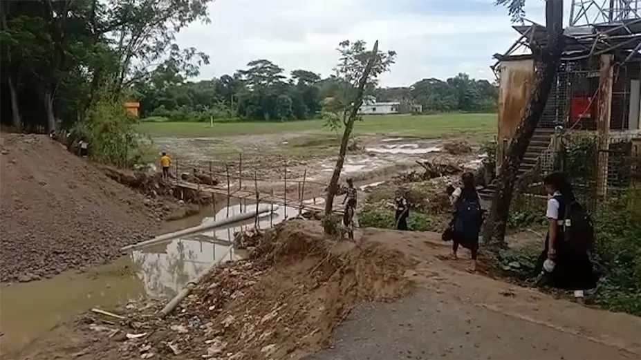 বন্যায় সড়ক বিচ্ছিন্ন, দুর্ভোগ গ্রামবাসীর