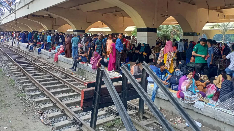 ট্রেনে ঈদযাত্রায় ভোগান্তি