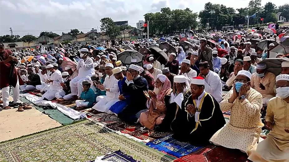 গোর-এ শহীদে ৩ লাখ মুসল্লির প্রার্থনা