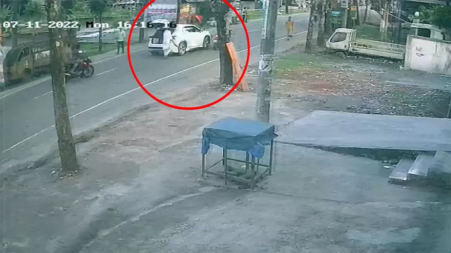 বেপরোয়া গতির প্রতিবাদ, ছাত্রলীগ নেতাকে ‘অস্ত্র ঠেকিয়ে গুলির হুমকি’