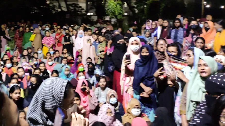 সান্ধ্য আইন বাতিল দাবিতে ভিসির বাড়ির সামনে চবি ছাত্রীরা 