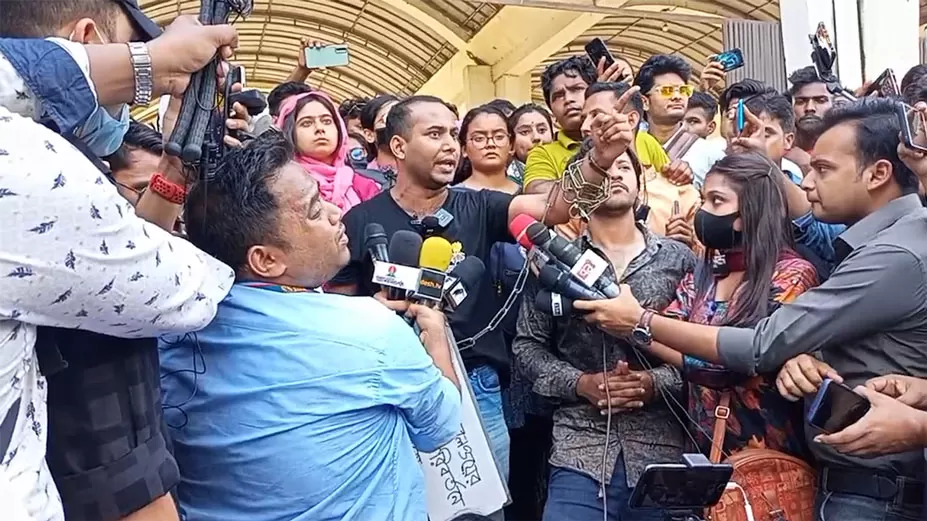 কমলাপুর রেলস্টেশনে রনি
