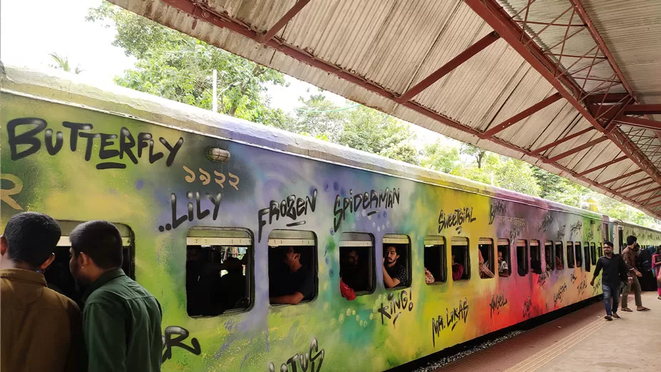 বিবর্ণ শাটল রঙিন হলো জার্মান চিত্রশিল্পীর হাতে 