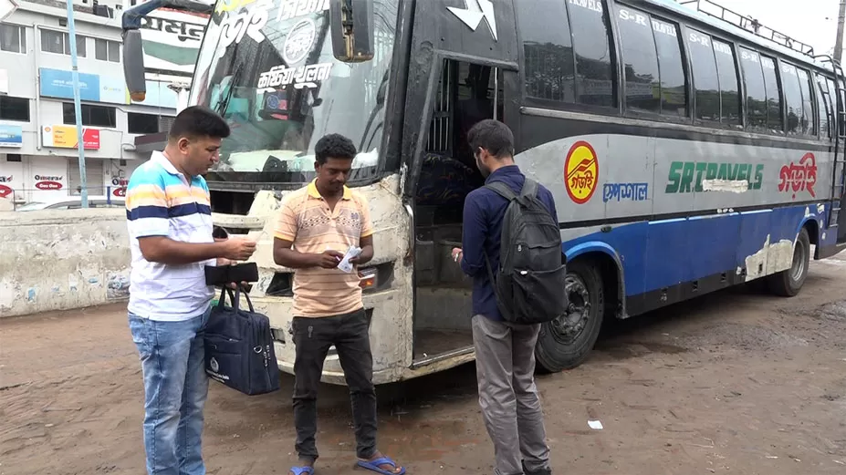 বেড়েছে ভাড়া, বাস পাচ্ছেন না অনেকেই