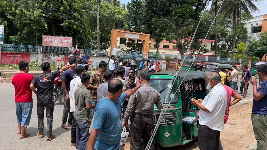 যাত্রীরা বেশি ভাড়া না দিতে চাওয়ায় বন্ধ যান চলাচল