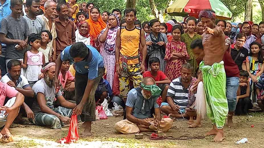 গ্রাম-বাংলার ঐতিহ্যবাহী পাতা খেলা 