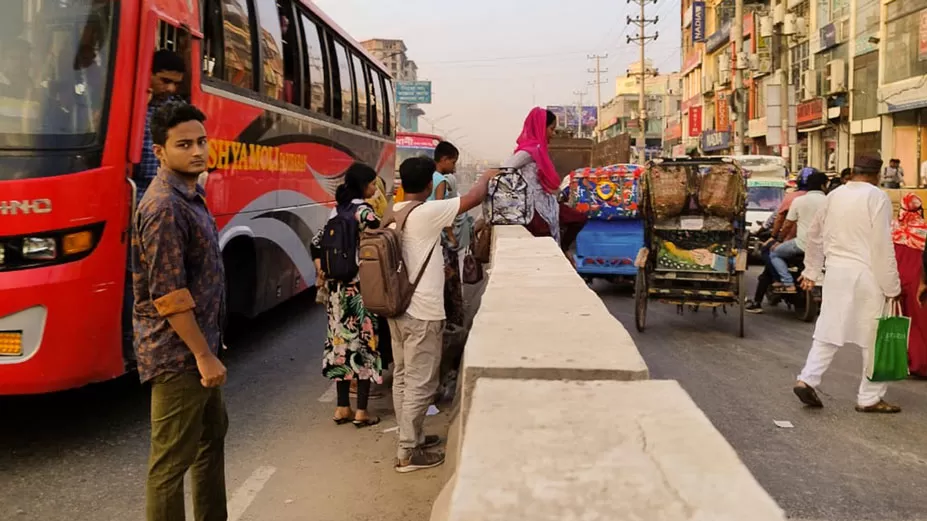ঢাকা-আরিচা মহাসড়কে ঝুঁকি নিয়ে ডিভাইডার পারাপার
