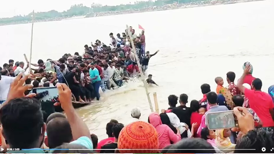 প্রায় ৮০ যাত্রী নিয়ে নদীতে ডুবে যায় নৌকা