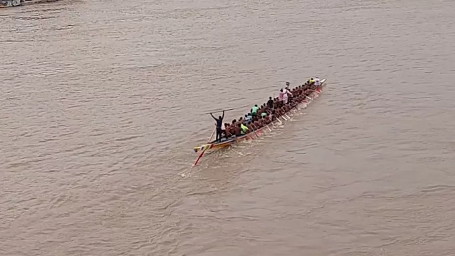 গড়াই নদীতে নৌকাবাইচ 