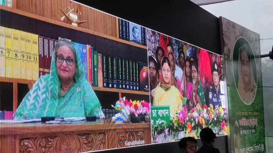 চা শ্রমিকদের উপহারের বালা পরে মতবিনিময়ে প্রধানমন্ত্রী 