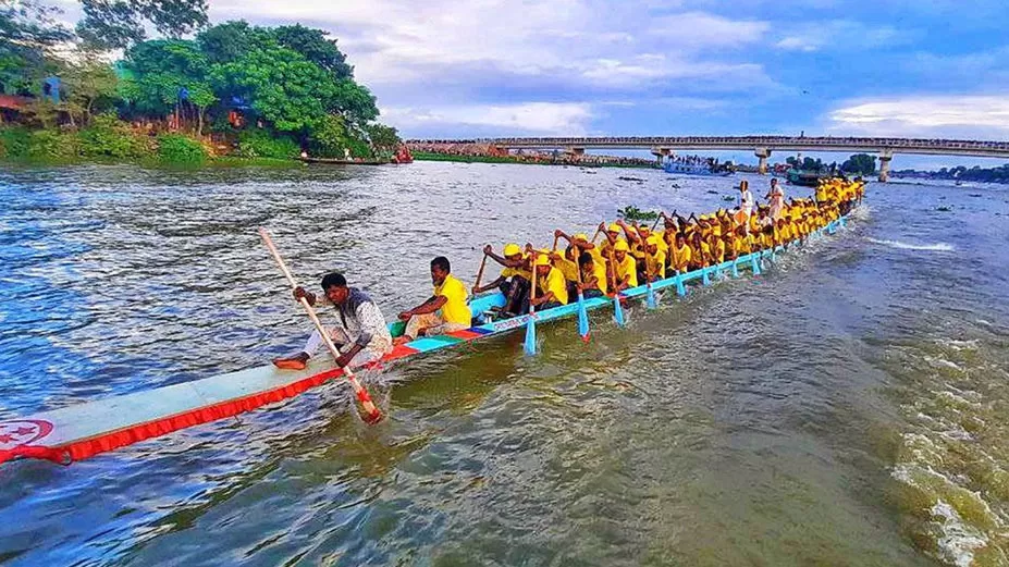 ৬২ হাত নৌকার ৭৫ মাল্লা! 