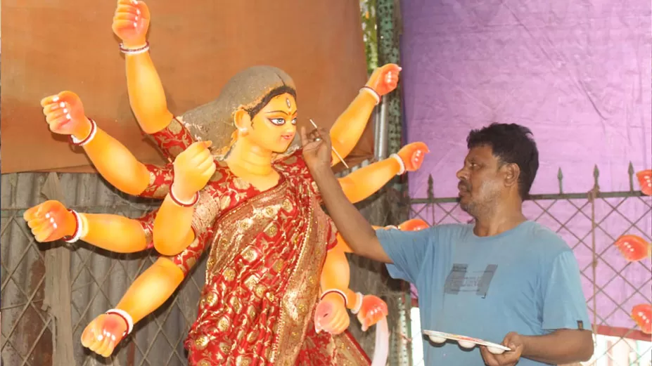 প্রতিমা তৈরিতে ব্যস্ত শিল্পীরা 